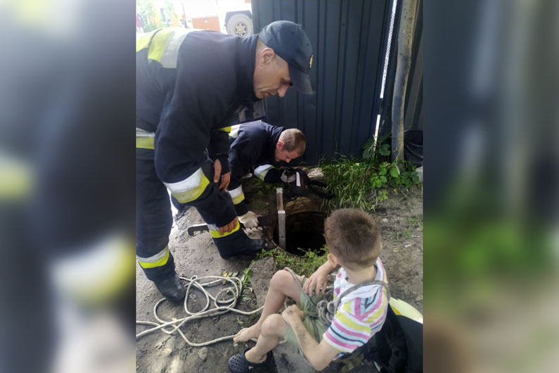 В Днепре ребенок упал в открытый 6-метровый канализационный люк (видео)